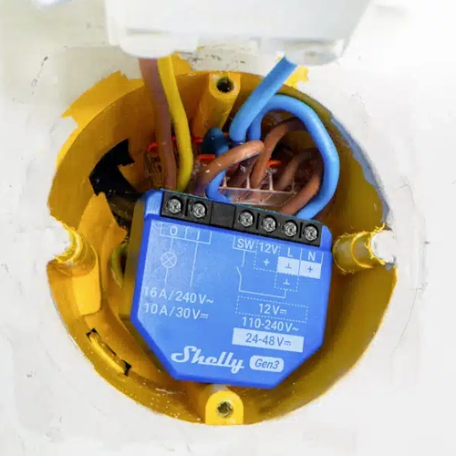 Close-up of Shelly 1 Gen3 Gen3 smart switch with potential-free contacts